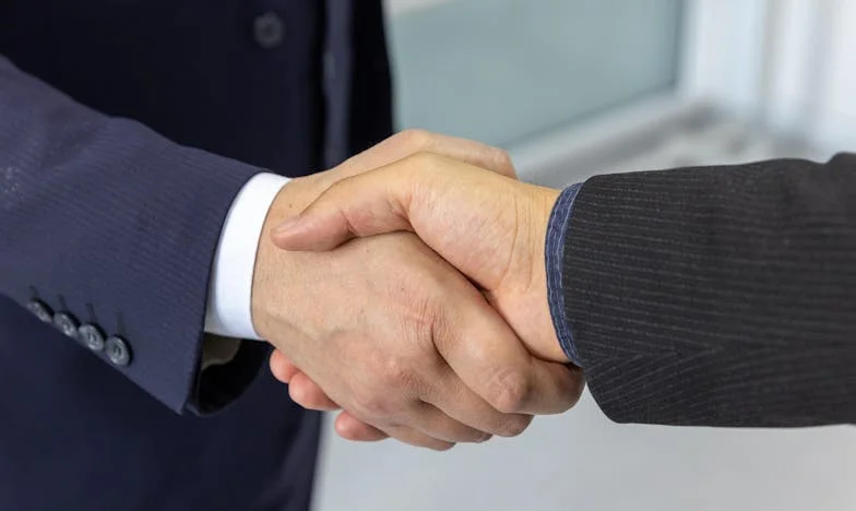 „Nem akarok hajléktalannak tűnni” – Egy magyar család otthonkeresési drámája