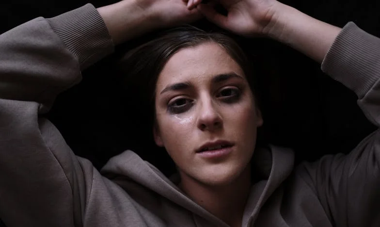 „Nem tudom eltartani a lányomat és az unokáimat, ha elhagyja a férjét” – Egy anya vívódása a boldogság és a félelem között