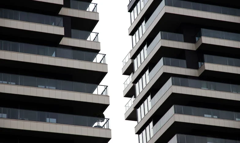 A múlt terhe alatt: Egy magyar meny története a családi elvárások szorításában