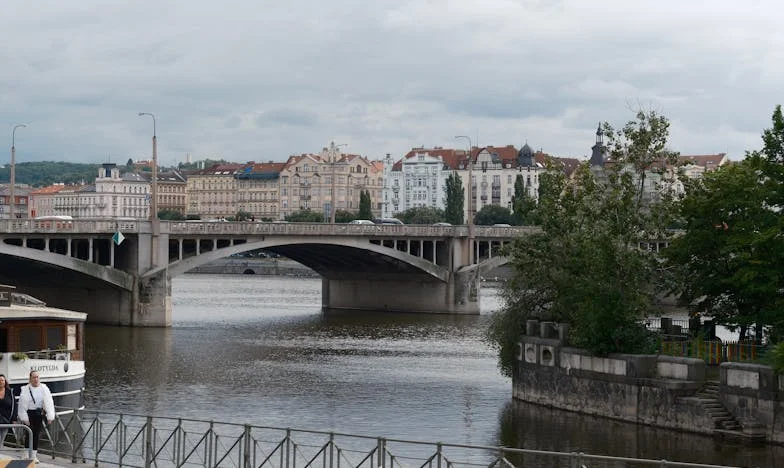 A takaró alatt – Egy magyar nagymama története