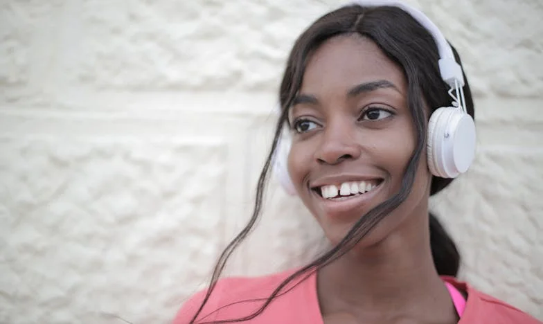 „Nem vagyok elég jó?” – Egy magyar édesanya vallomása a lánya szégyene és a pénz hatalma közepette