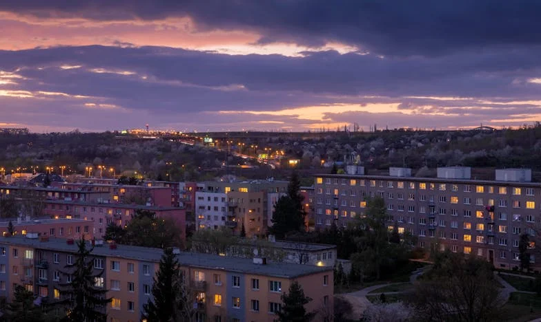 A friss kenyér illata és a kimondatlan szavak keserűsége – Ivett története egy budapesti konyhából