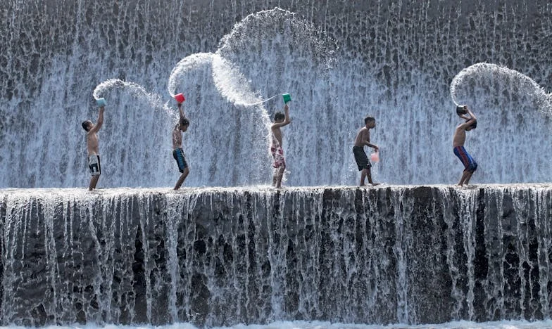 Amikor a csend ordít: Mária és Zsuzsa újrakezdése az esőben