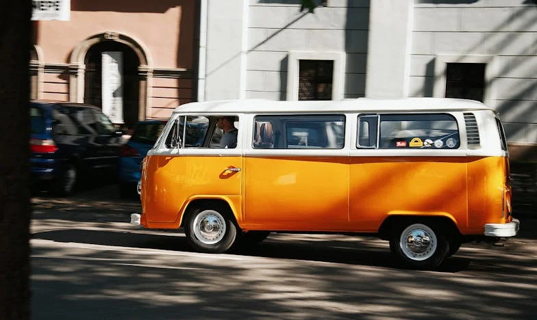 Két út az igazsághoz: Egy anya, elveszett ikrek és a múlt árnyai