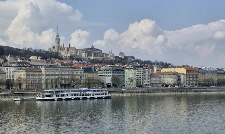 Minden alkalommal, amikor a vejem hazajön, nekem el kell tűnnöm: Egy magyar nagymama története