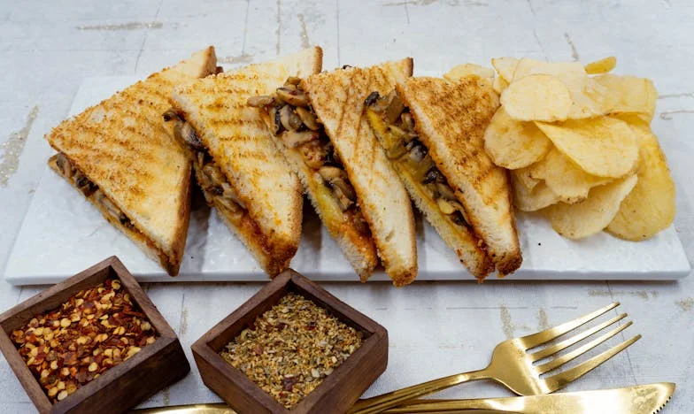 Zárt ajtók mögött: Egy anya elveszett helye a családban