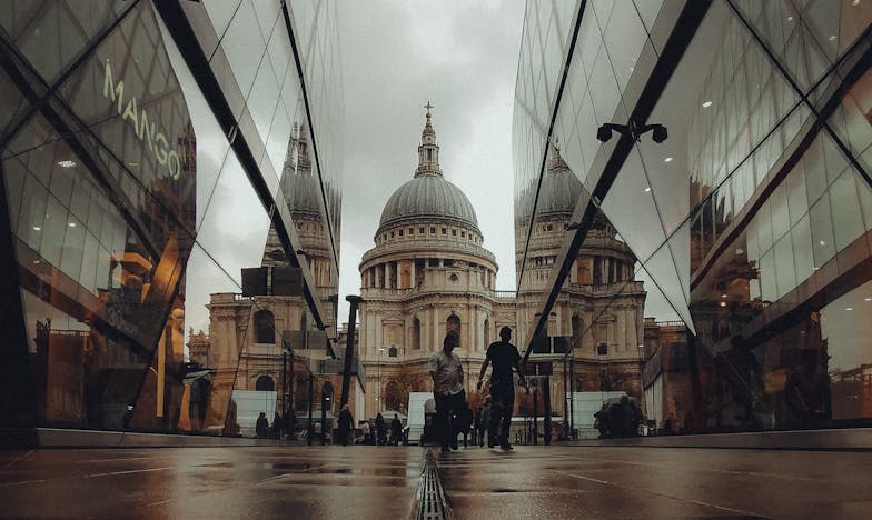 Ajándékok, amelyek mindent felforgatnak – Egy magyar család története a lakás körüli harcról