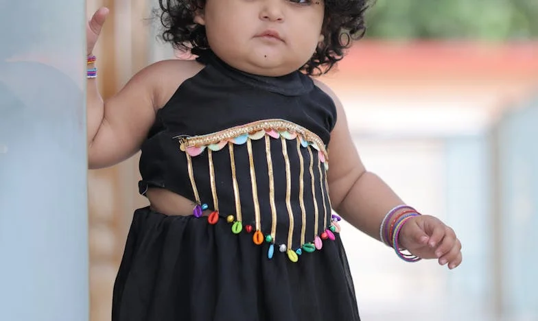 Az asszony a vizes járdán: Egy múltbéli bűn árnyékában