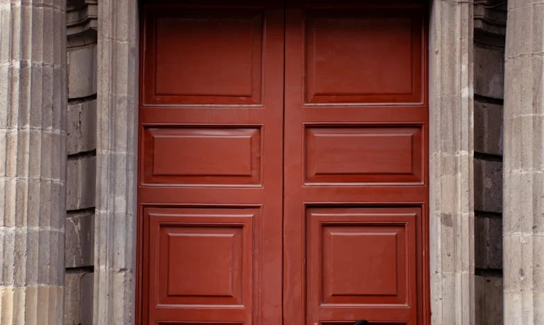 Virágok az ajtóban: Egy gesztus, ami mindent felforgatott