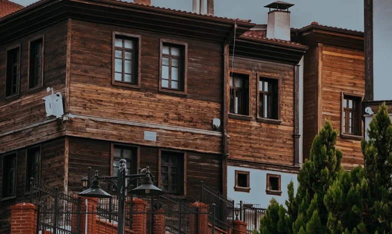 Amit a szomszédok gondoltak: Egy szerelem, előítéletek és egy fal története