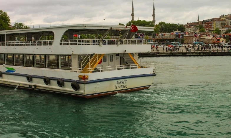 „Ági, főzz egy kávét!” – Hogyan forgatta fel a vejem az otthonunkat két hét alatt, és én rájöttem, hol húzódnak a családi határok