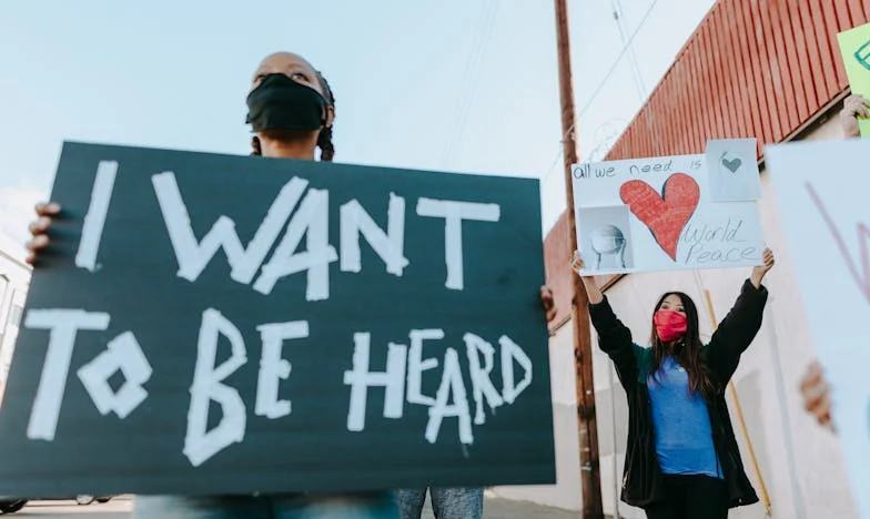 Titok az ajtó mögött: Amikor a férjem múltja az én jelenemmé vált