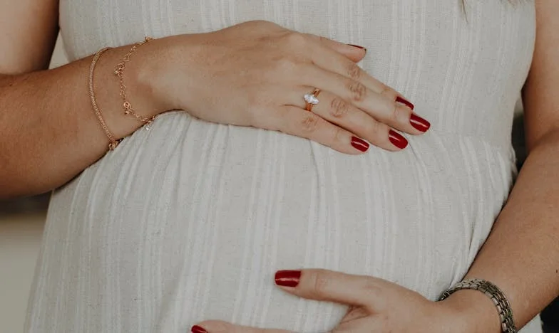 A férj, aki eltemette a feleségét – és hat hónappal később terhesen tért vissza