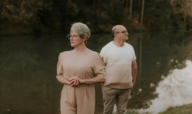 „Amikor a férjem elvesztette a munkáját, az anyósa hátat fordított nekünk” – Most az ő ápolását finanszírozzuk, miközben a családunk is nehéz helyzetben van