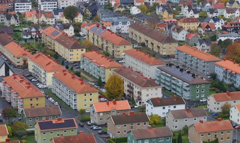 „Anna, megszültél már? Mutasd a babát!” – Egy magyar panelház titkai és határai