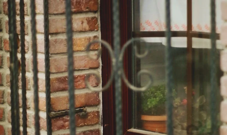 Csend Közöttünk: Egy Nagymama Várakozása az Unokája Hangjára