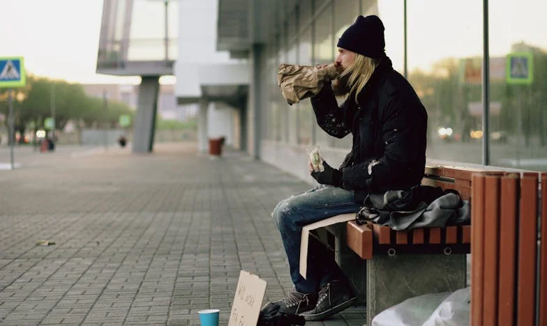 „Mami, ezt itt nem takarították ki!” – Egy anya elveszett otthona: Linda története