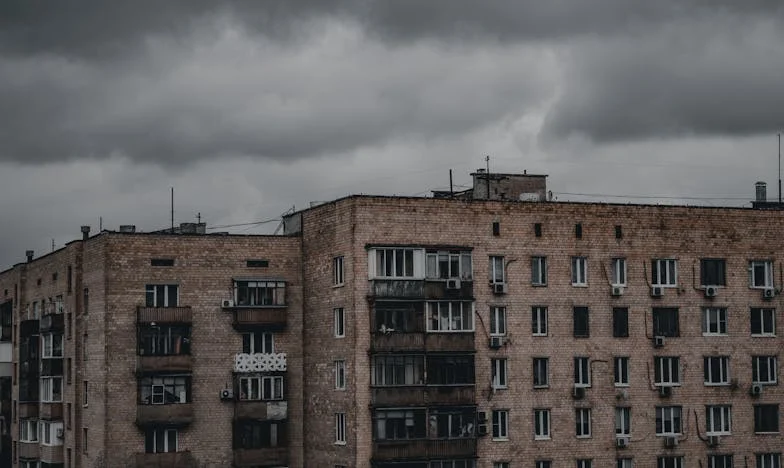 Estranhos à Porta: Uma Noite de Medo em Lisboa