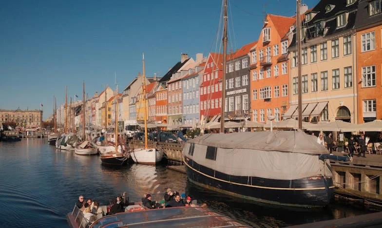 O Sofá dos Sonhos: Entre o Amor e o Silêncio