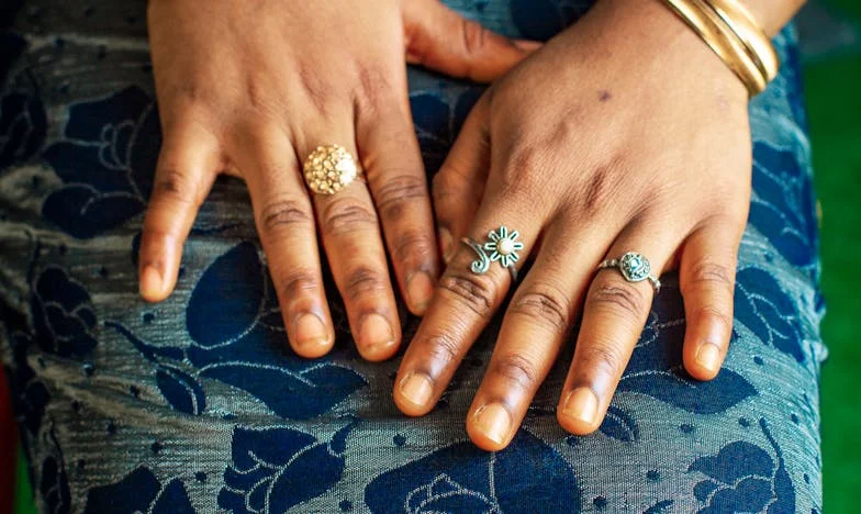 Między młotem a kowadłem: Opowieść synowej w polskiej rodzinie