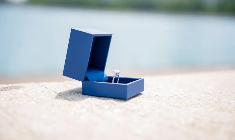 Nieznajomy z poczekalni: Czy można uciec przed przeszłością?