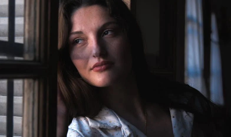 Dziewczynka, która czekała na mamę: Opowieść o stracie, nadziei i nowym domu