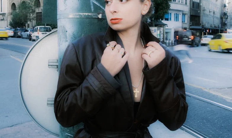 Kiedy mąż wyjechał w delegację, teściowa wyrzuciła mnie z domu – historia zdrady, upokorzenia i siły, którą w sobie odnalazłam