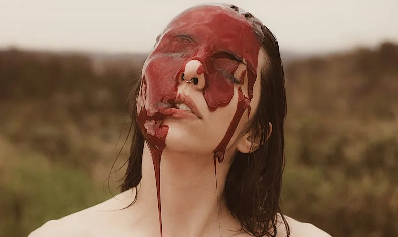 Kiedy miłość boli: Opowieść matki, która oddała wszystko córce, a została sama