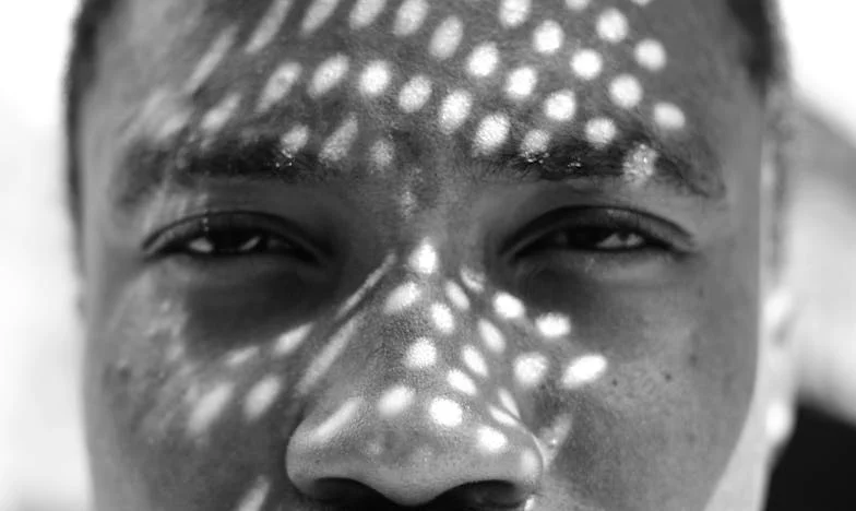 Moja teściowa twierdzi, że moje dzieci nie są „prawdziwymi” wnukami – historia o rodzinnych ranach, które trudno zagoić