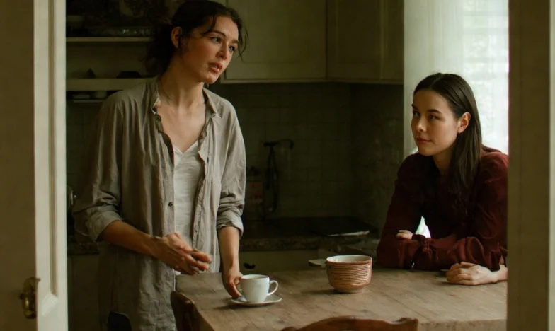 Wróciłam wcześniej z pracy i usłyszałam śmiech w kuchni. To nie był mój mąż ani dzieci - tylko obca kobieta przy stole