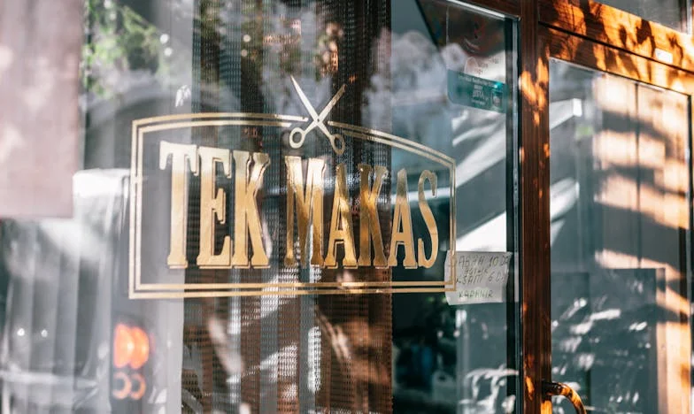 Zbędne Usta: Opowieść o Milczeniu i Przemilczeniach