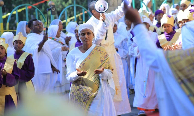 Kiedy Mąż Wyjechał w Delegację, Teściowa Wyrzuciła Mnie z Domu: Historia o Zdradzie i Odwadze