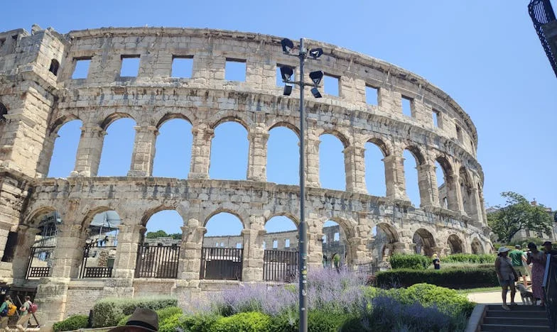 „Mamo, czemu nie możesz dać więcej?” – Wyznanie emerytowanej nauczycielki o wstydzie córki i rodzinnych nieporozumieniach