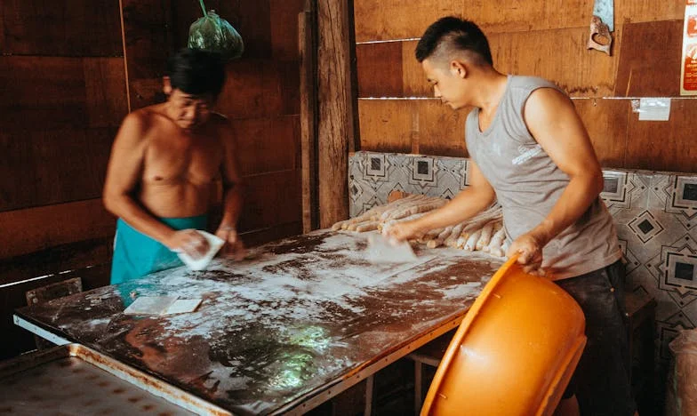 Sąsiadka ujawnia sekret narzeczonego, a ja się mszczę – historia o zdradzie, wstydzie i sile kobiety