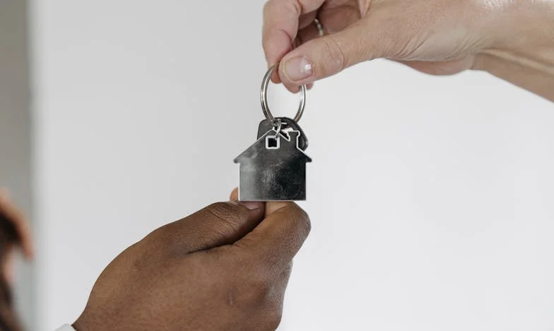 Cześć. Jestem żoną. Czy mogę wejść? – Opowieść o zdradzie, rodzinie i sile przebaczenia