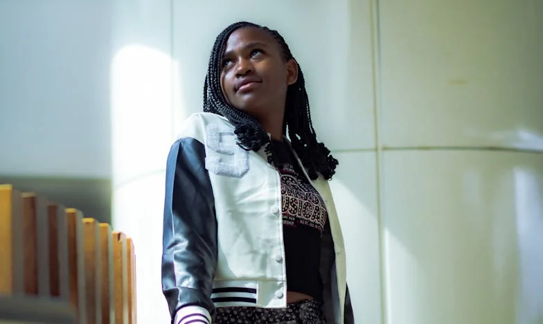 Dom, w którym spodnie były zakazane: opowieść o buncie i przebaczeniu