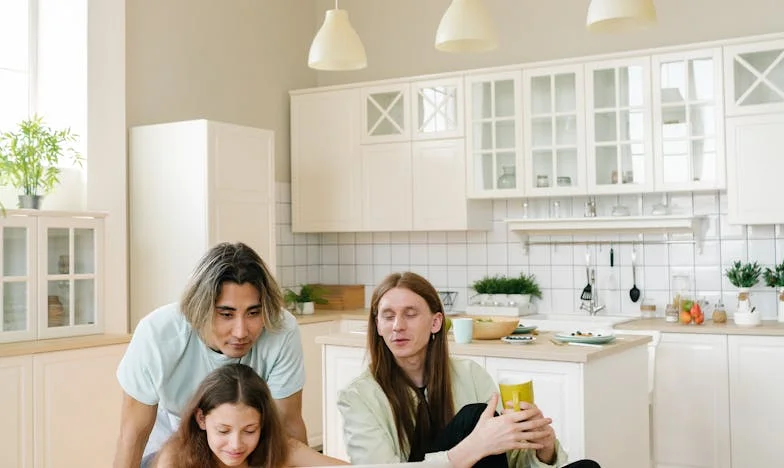 Kiedy milczenie boli bardziej niż słowa: Historia matki i córki z warszawskiego blokowiska