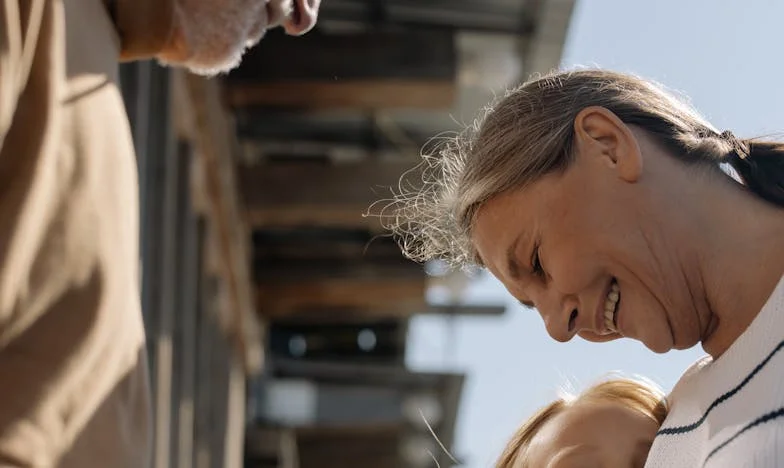 "Lodówka to nie restauracja!" – Jak moja córka i jej „przyjaciele” doprowadzili mnie do łez. Wyznanie polskiej matki