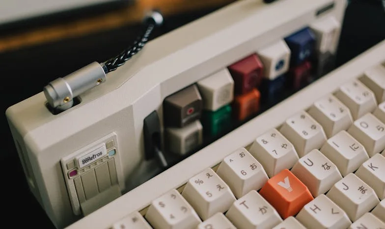 Między garnkami a ciszą: Moje życie w cieniu kuchennego stołu i milczenia męża