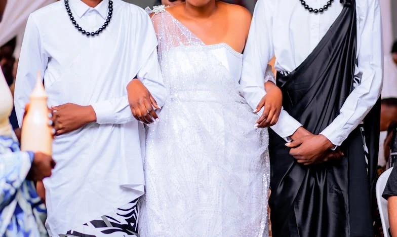 „Przynieś dzieci, ale nie zapomnij portfela” – Tajemnica w ogrodzie mojej rodziny. Lato, które zmieniło wszystko