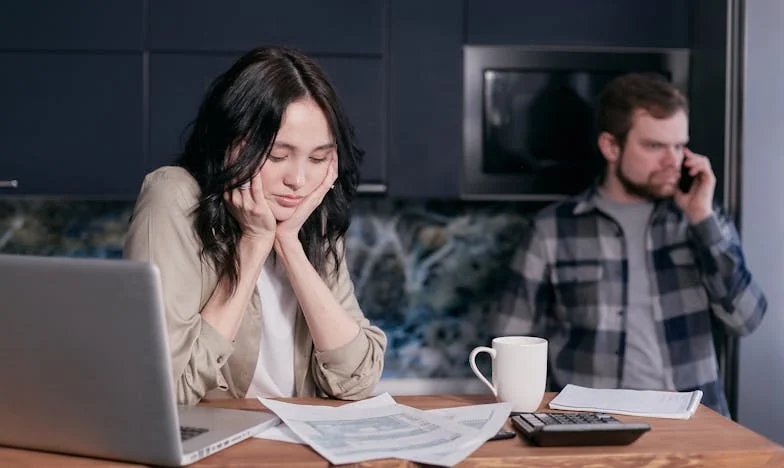 "Mój mąż cieszył się, że znalazłam pracę na pół etatu. Potem kazał mi płacić czynsz i kupować pieluchy – nie wierzyłam własnym uszom"