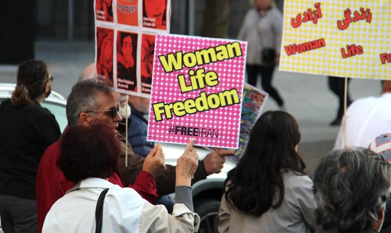 „Nie masz ani dumy, ani sumienia” – usłyszałam od własnej matki, bo pozwoliłam byłej teściowej zobaczyć moją córkę