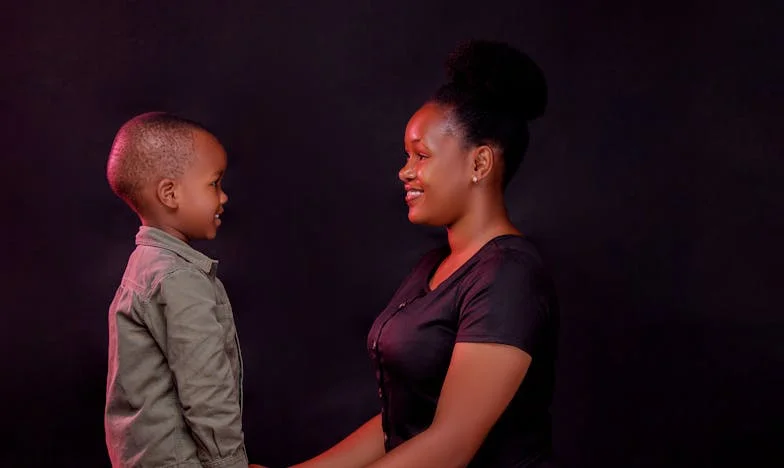 Podwójne Urodziny: Ogień Wspomnień i Tajemnice, Które Płoną