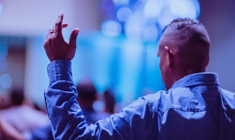 „Jesteś tylko służącą!” – Upokorzenie i upadek polskiego milionera w jedną noc