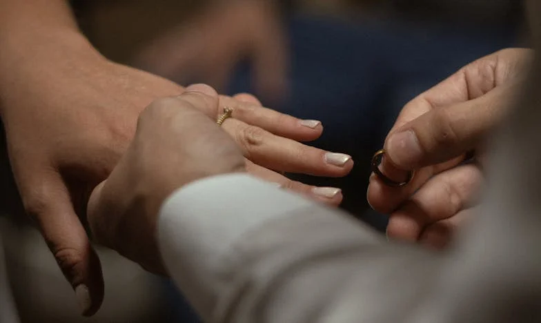 Kiedy własna teściowa wyrzuca cię z rodziny – ale nie wie, kim naprawdę jesteś