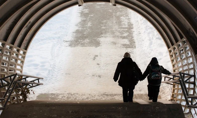 Krzyk w bramie: noc, która rozdarła moją rodzinę