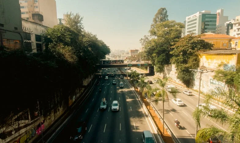 Między obowiązkiem a miłością: Moje życie między dwiema rodzinami