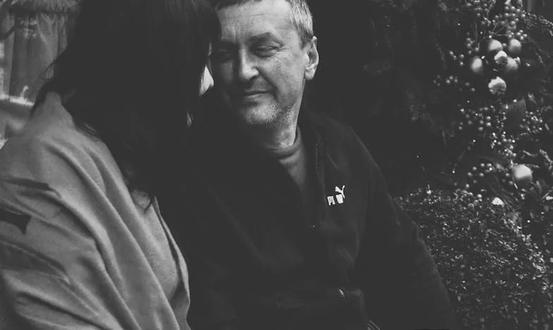 Miłość po sześćdziesiątce: Jak zostałam „naiwną staruszką” w oczach własnego syna