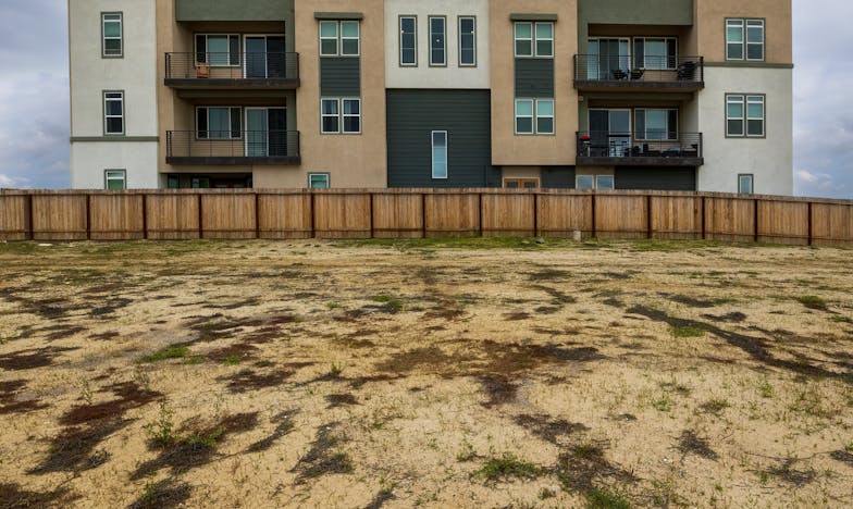 „Nie przyjadę? Przecież to mój dom!” — Jak obcy mężczyzna i słoik ogórków zmienili moje życie na działce pod Łodzią