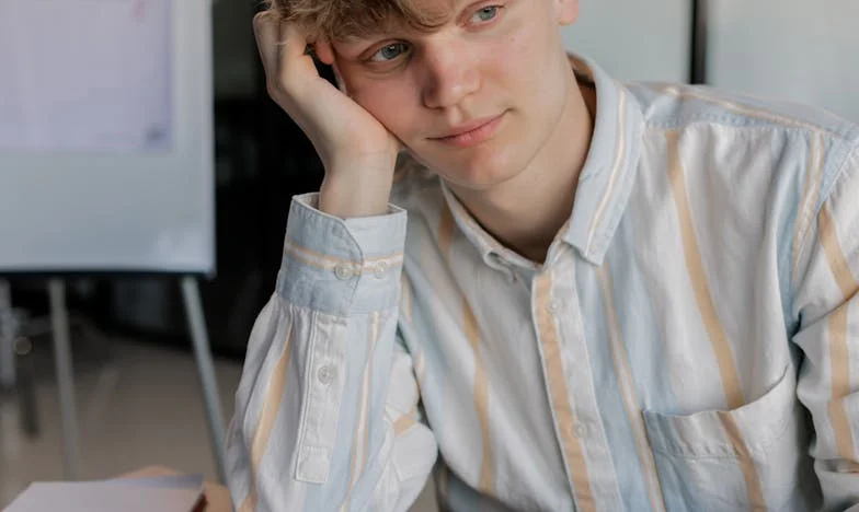 Niewidzialna Gospodyni: Rozbita Urodzinowa Noc